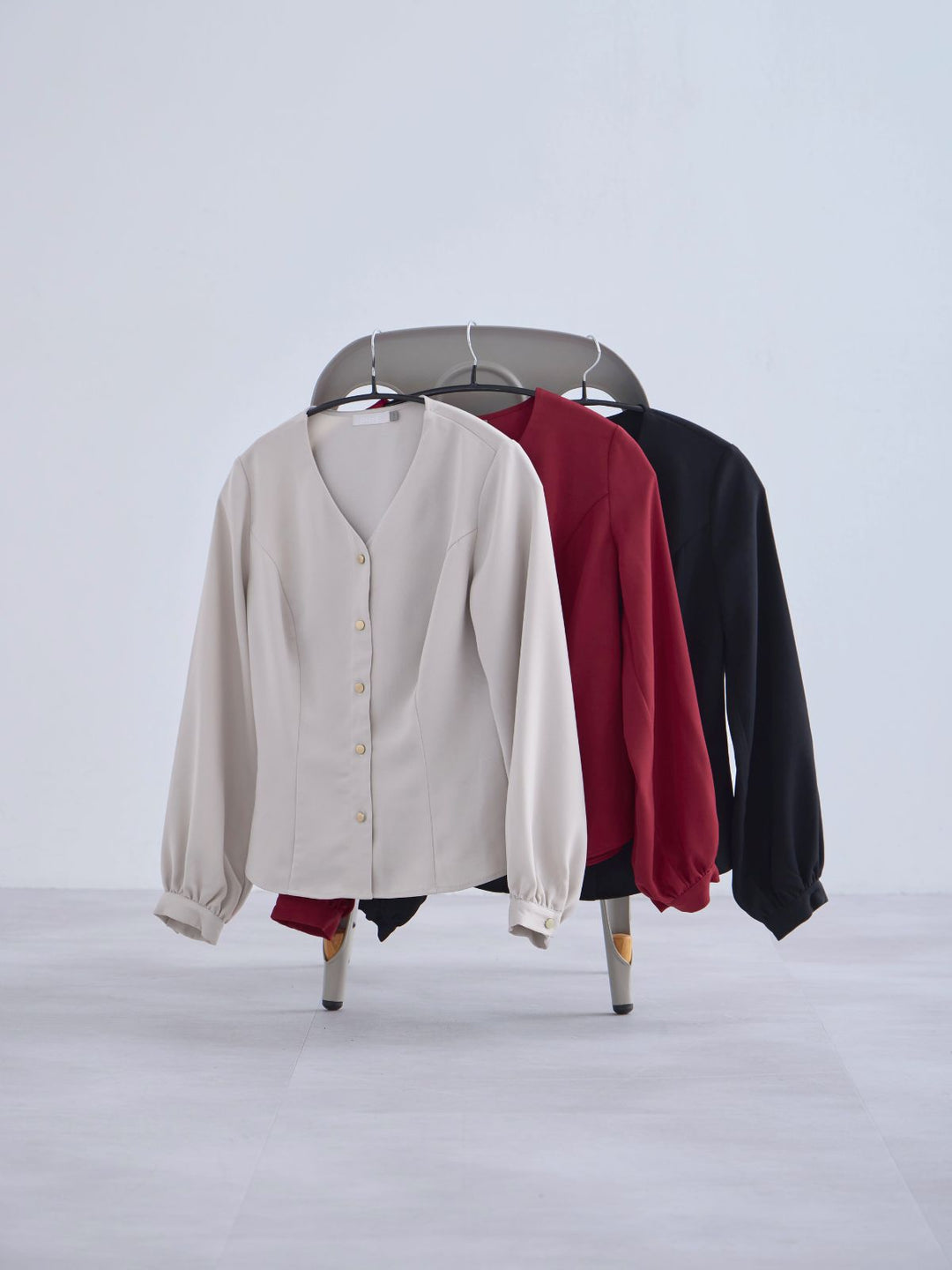 Vネック前開きブラウス 25AW：グレージュ│胸が大きな女性のための