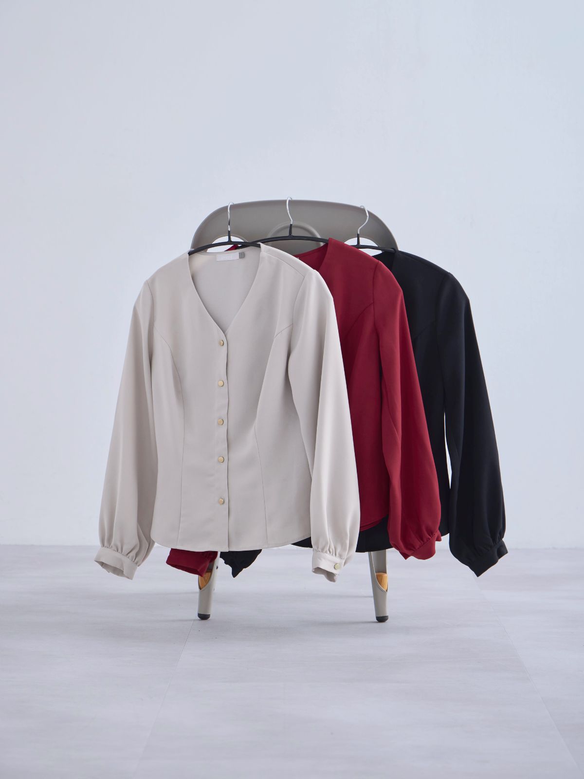 [10/23 22:00発売 期間限定 300円OFF] Vネック前開きブラウス 25AW：ルージュ[102サイズ対応/入荷次第発送]