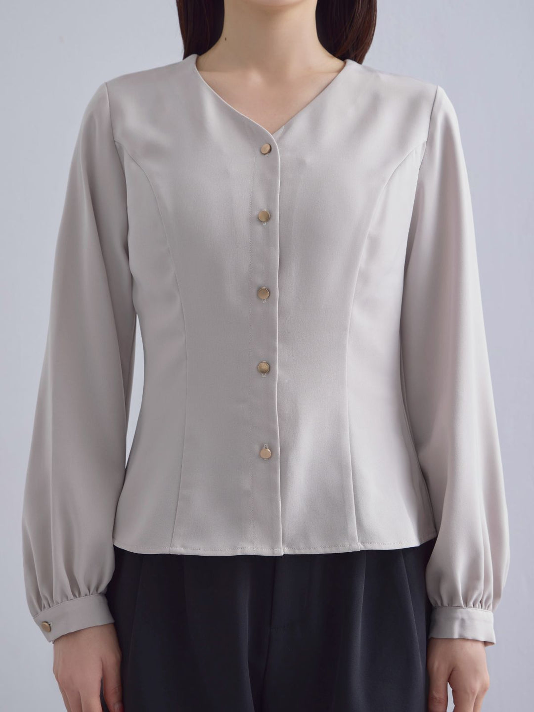 Vネック前開きブラウス 25AW：グレージュ│胸が大きな女性のための