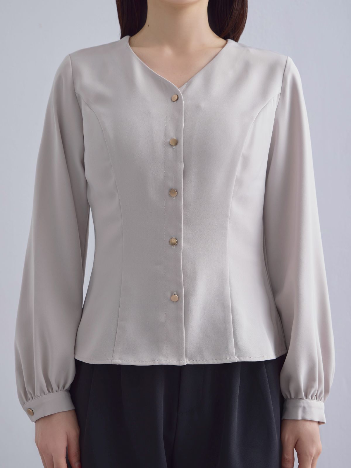 [10/23 22:00発売 期間限定 300円OFF] Vネック前開きブラウス 25AW：ルージュ[102サイズ対応/入荷次第発送]