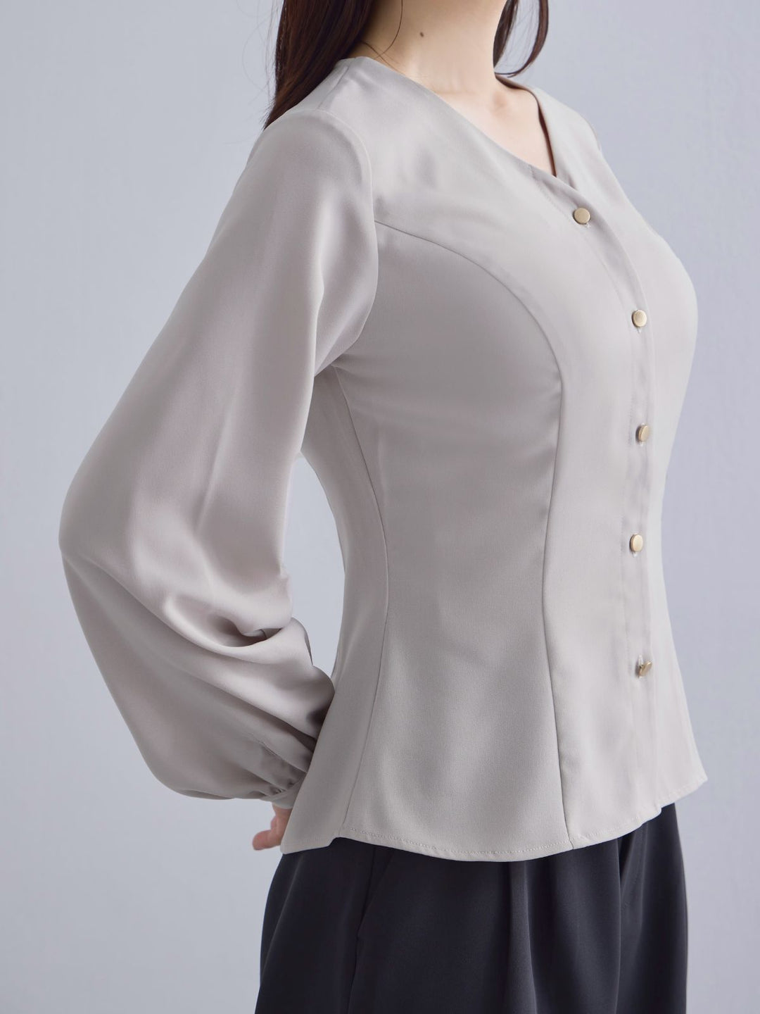 overE Vネック前開きブラウス 25AW ブラック U65 Vネック前開きブラウス 25AW：グレージュ│胸が大きな女性のための