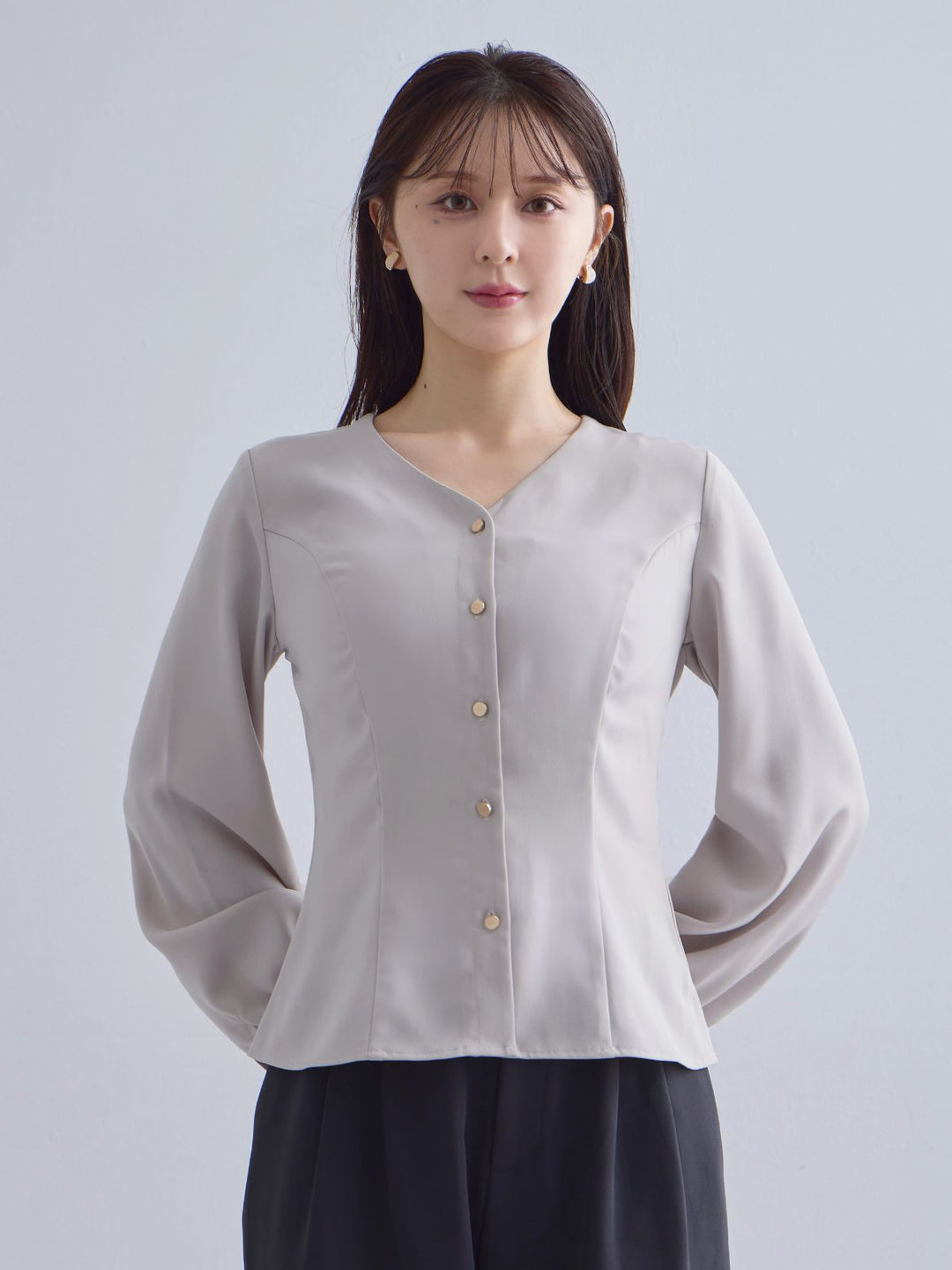 Vネック前開きブラウス 25AW：グレージュ│胸が大きな女性のための