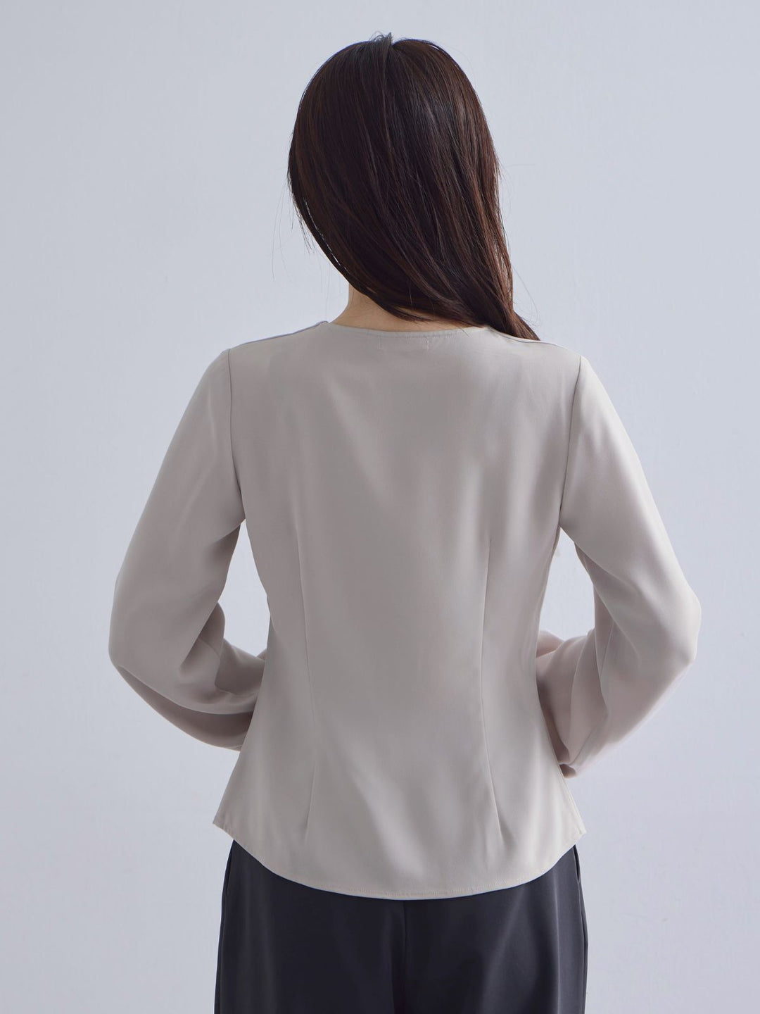 Vネック前開きブラウス 25AW：グレージュ│胸が大きな女性のための