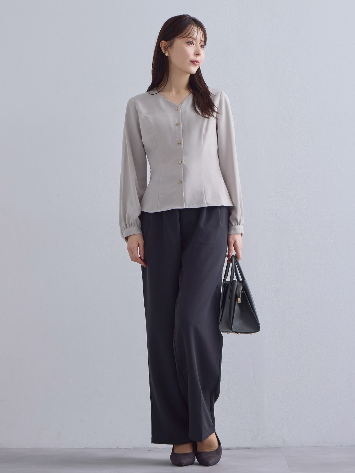 [10/23 22:00発売 期間限定 300円OFF] Vネック前開きブラウス 25AW：グレージュ[102サイズ対応/入荷次第発送]