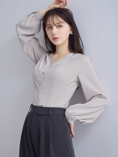 [10/23 22:00発売 期間限定 300円OFF] Vネック前開きブラウス 25AW：グレージュ[102サイズ対応/入荷次第発送]