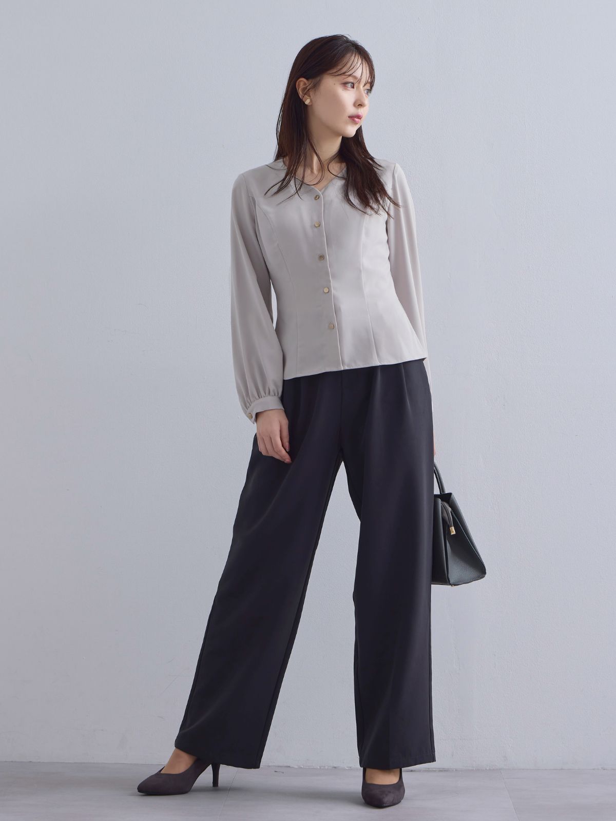 [10/23 22:00発売 期間限定 300円OFF] Vネック前開きブラウス 25AW：グレージュ[102サイズ対応/入荷次第発送]