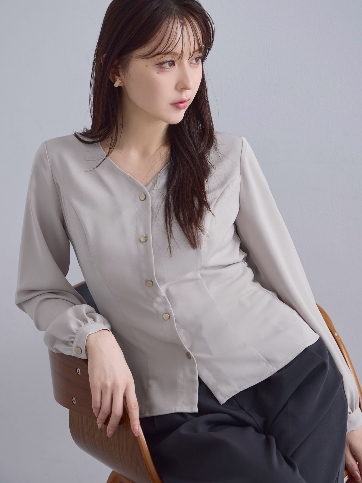 [10/23 22:00発売 期間限定 300円OFF] Vネック前開きブラウス 25AW：グレージュ[102サイズ対応/入荷次第発送]