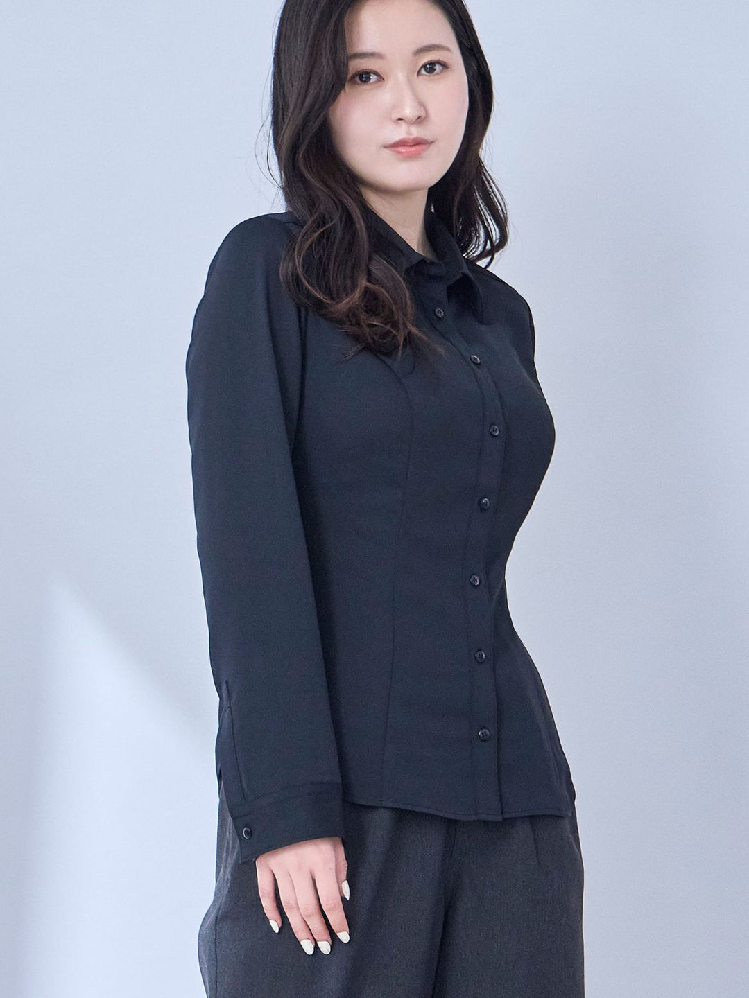 透けづらいシルキーシャツブラウス：ブラック│胸が大きな女性のための