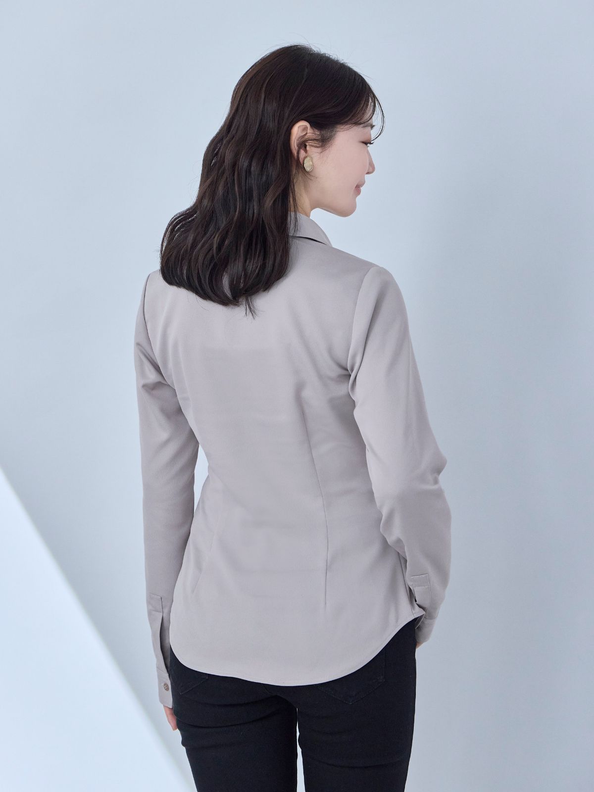 透けづらいシルキーシャツブラウス：グレージュ│胸が大きな女性のため 