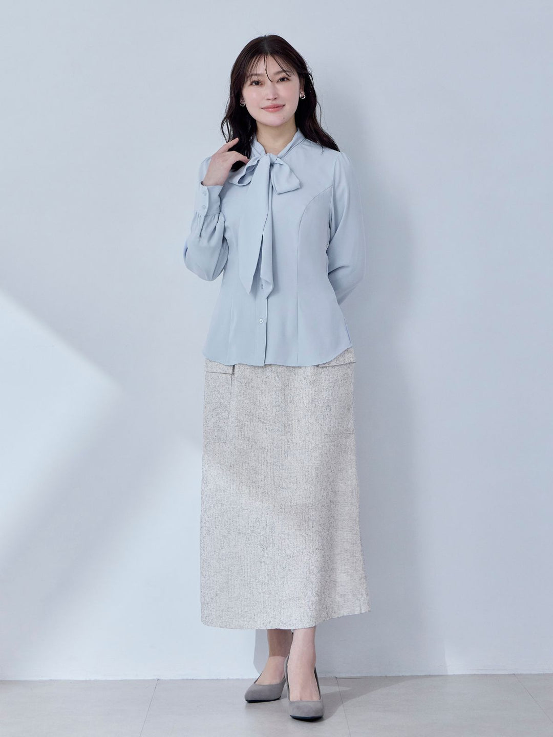 ツイードライクセミタイトスカート：ミックスホワイト│胸が大きな女性