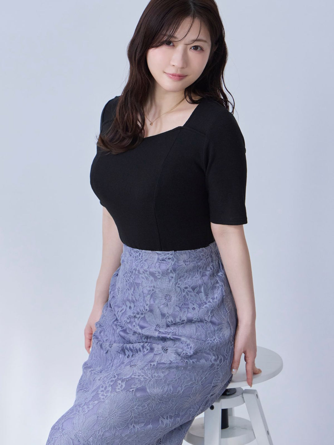 overE オーバーイー 96 スカラップVネックカットソー Vネックストラップカットソー：チョコレート│胸が大きな女性のための