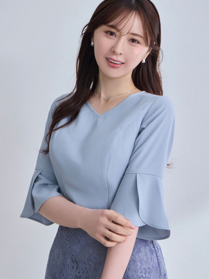 透けづらいストレッチフラワーブラウス：ブルーグレー│胸が大きな女性