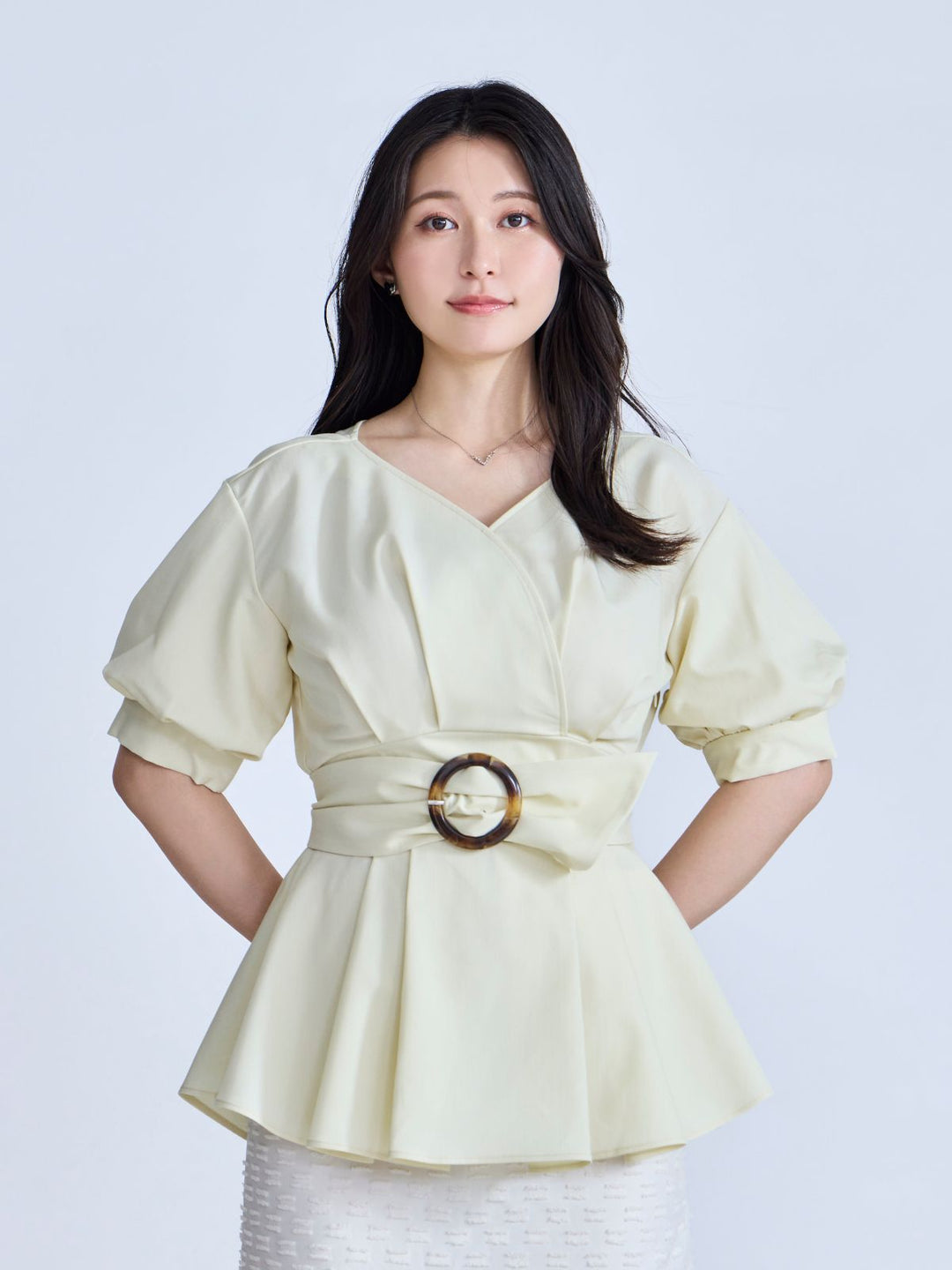 【美品】オーバーイー overEベルト付きカシュクールブラウス ミルクイエロー ウエストベルト付きカシュクールブラウス 26SS：ホワイトドット│胸が