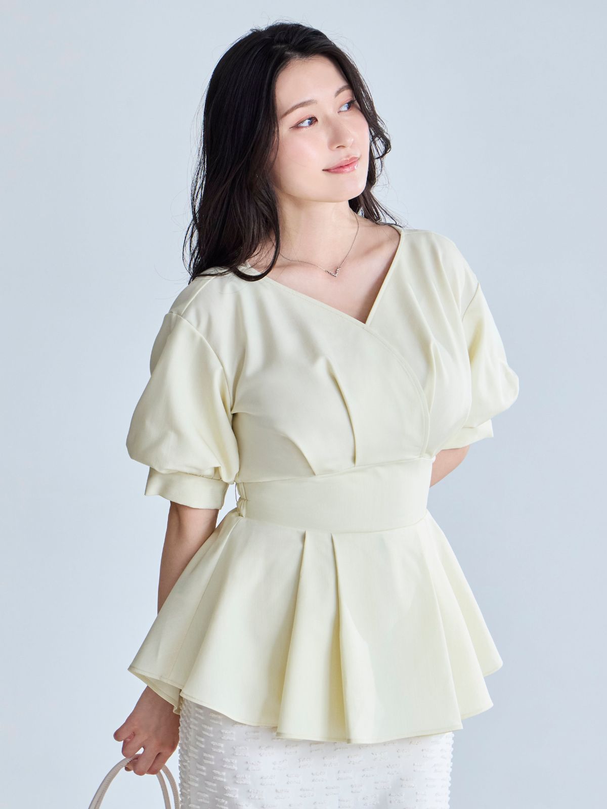 ウエストベルト付きカシュクールブラウス 26SS：ミルクイエロー│胸が