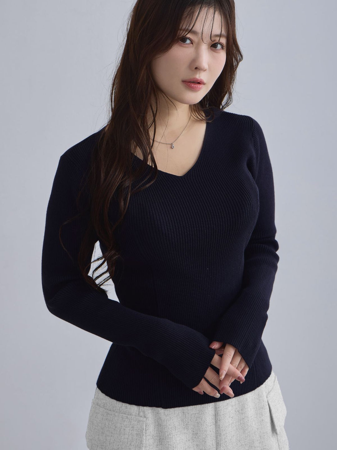 overE Vネックパネルニット：ブラック U65 Vネックパネルニット：ネイビー│胸が大きな女性のためのファッション