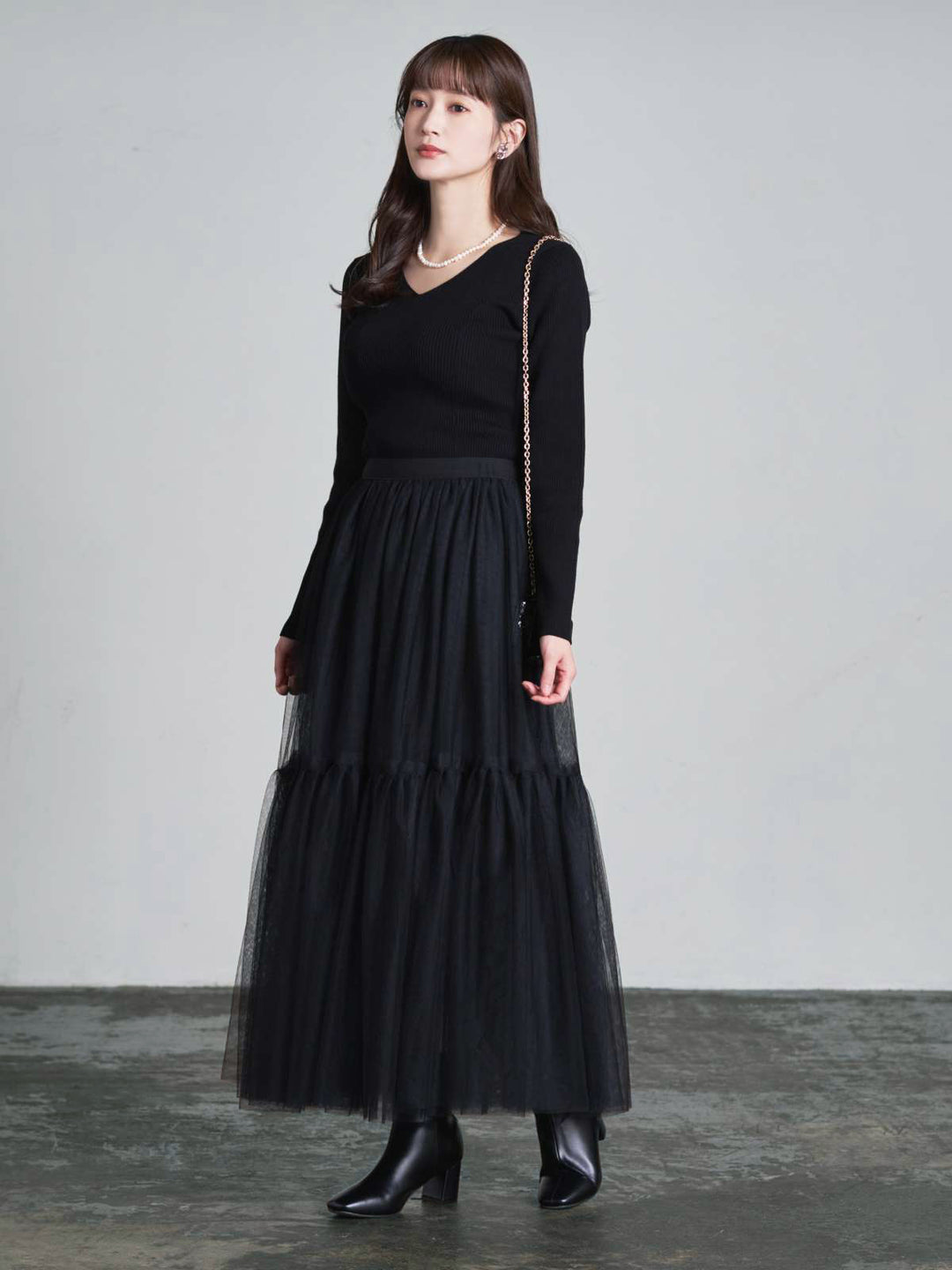 Vネックパネルニット：ブラック│胸が大きな女性のためのファッション