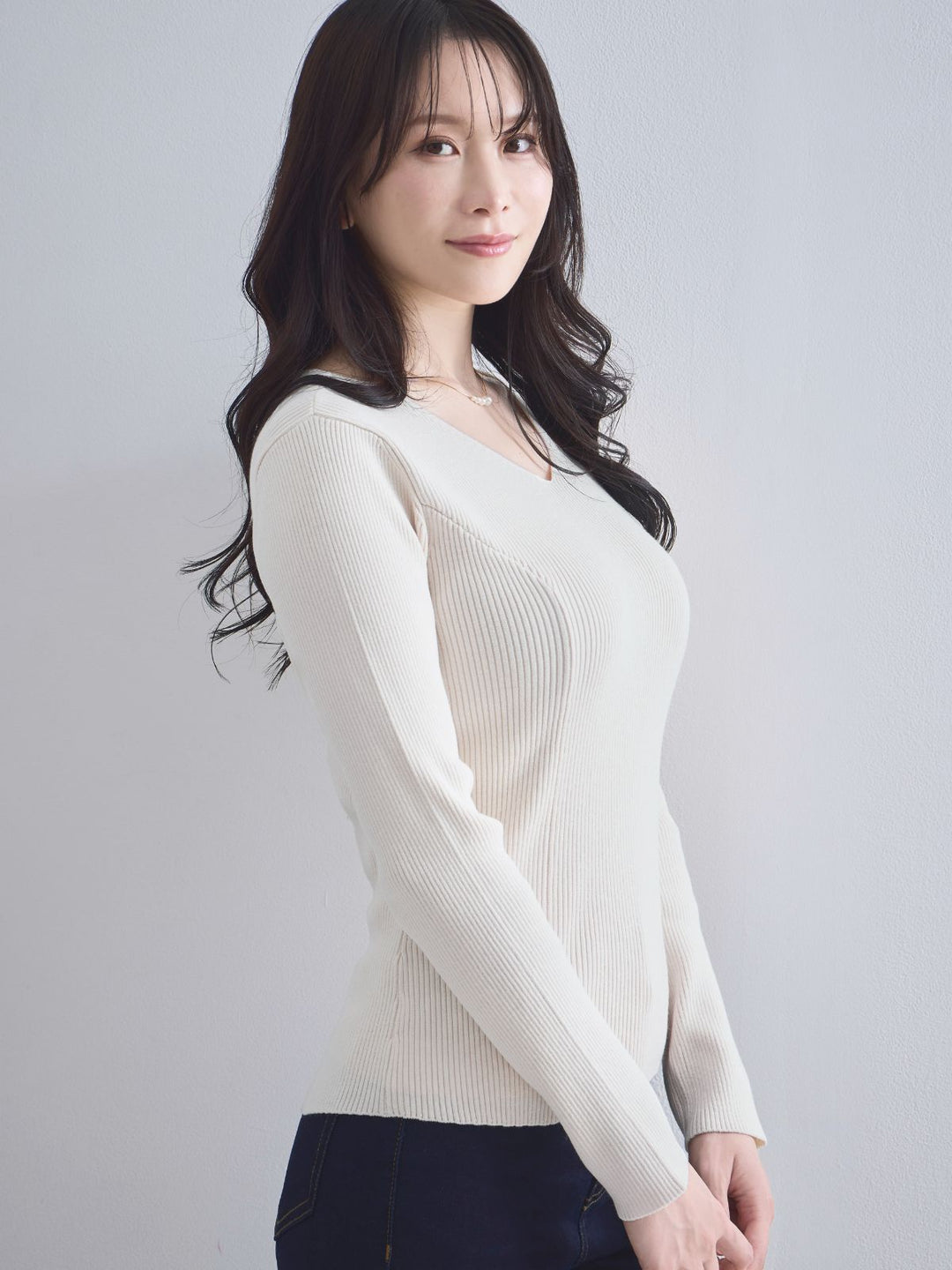 オーバーイーVネックパネルニット：ミルキーホワイト102 Vネックパネルニット：ミルキーホワイト│胸が大きな女性のための