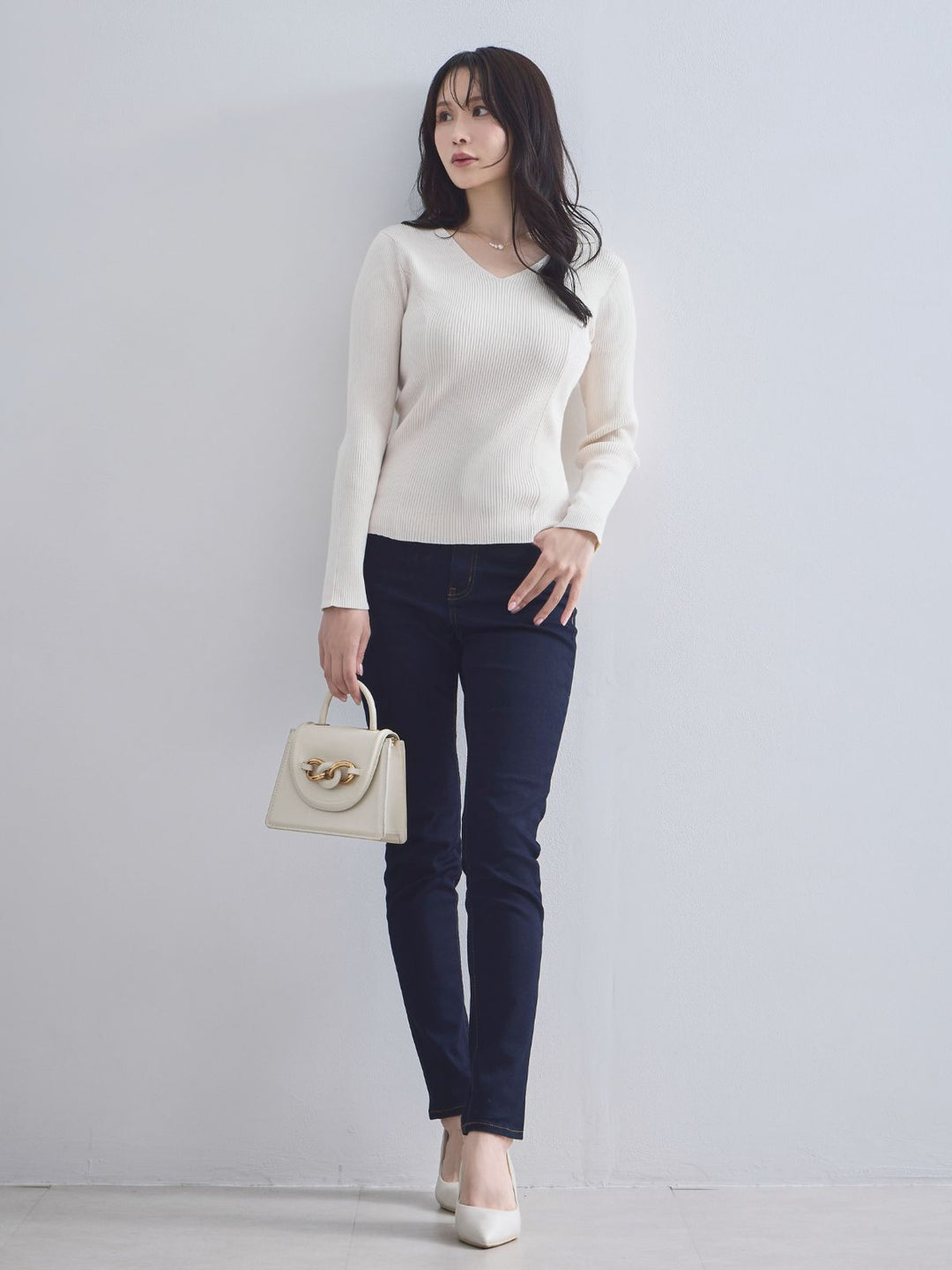 Vネックパネルニット：ミルキーホワイト│胸が大きな女性のための