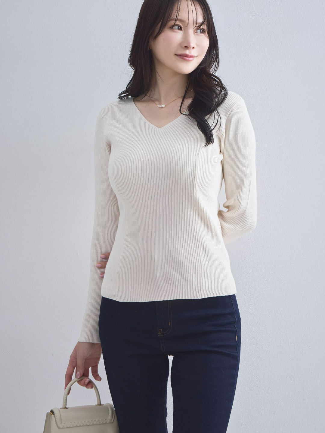 Vネックパネルニット：ミルキーホワイト│胸が大きな女性のための
