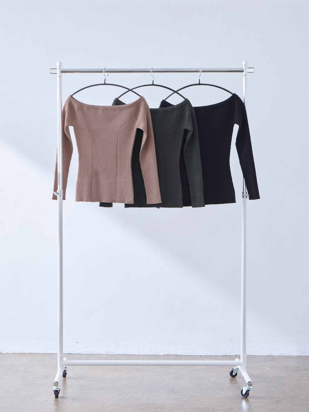 半透明ブラ紐付き オフショルパネルニット：チャコール│胸が大きな