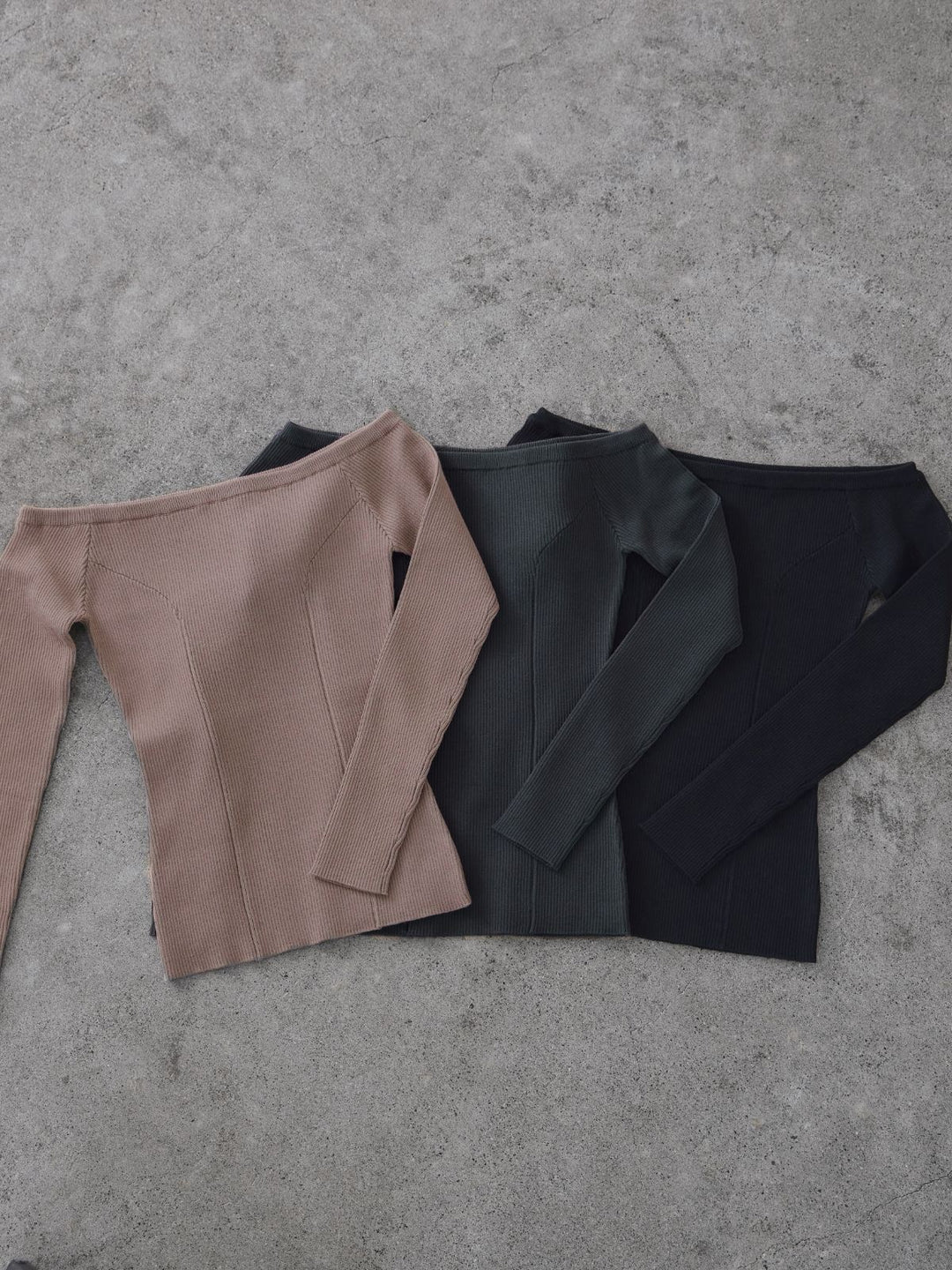 半透明ブラ紐付き オフショルパネルニット：チャコール│胸が大きな