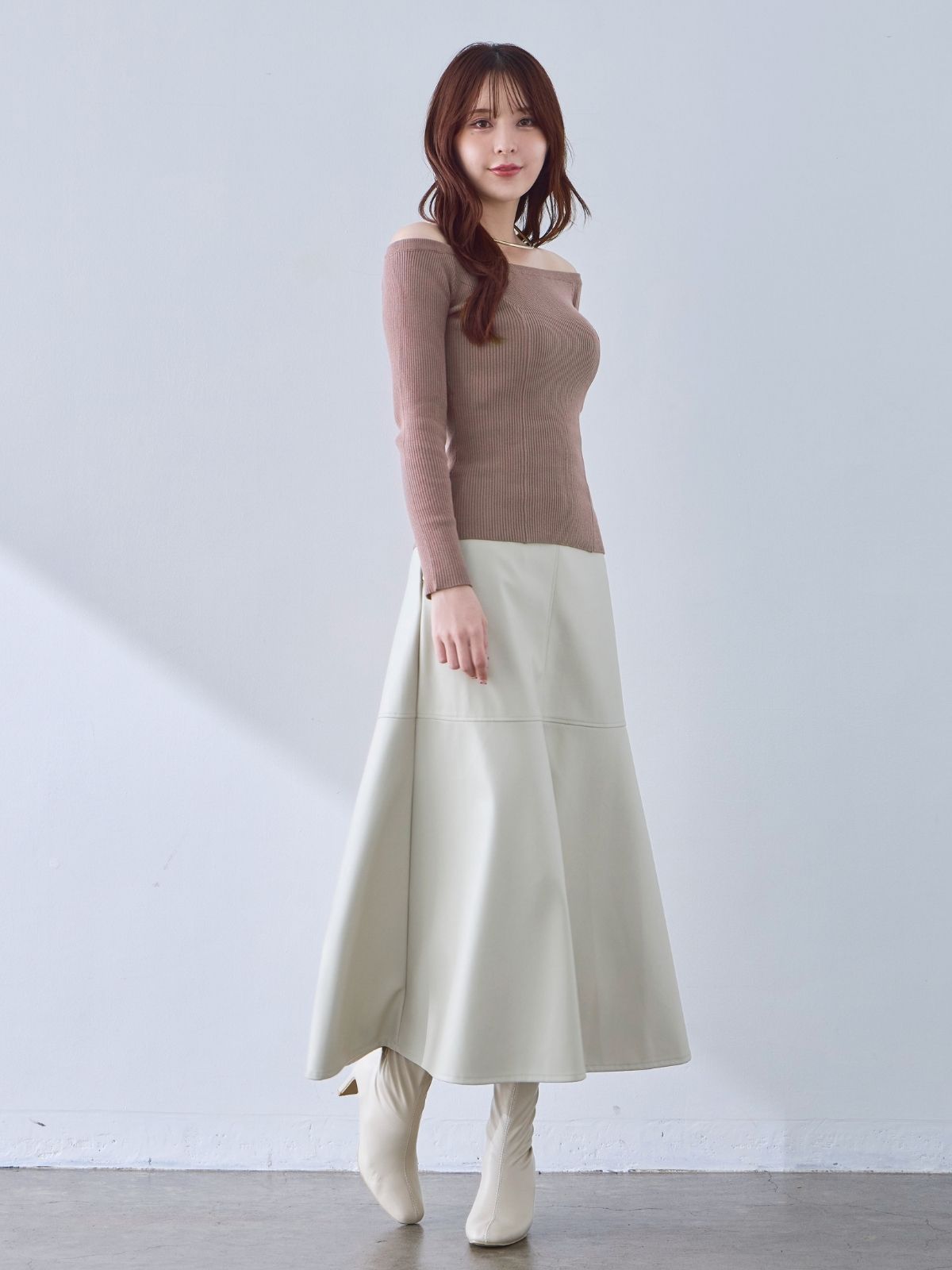 [9/25 22:00発売 期間限定 300円OFF]半透明ブラ紐付き オフショルパネルニット：モカ[102サイズ対応/入荷次第発送]