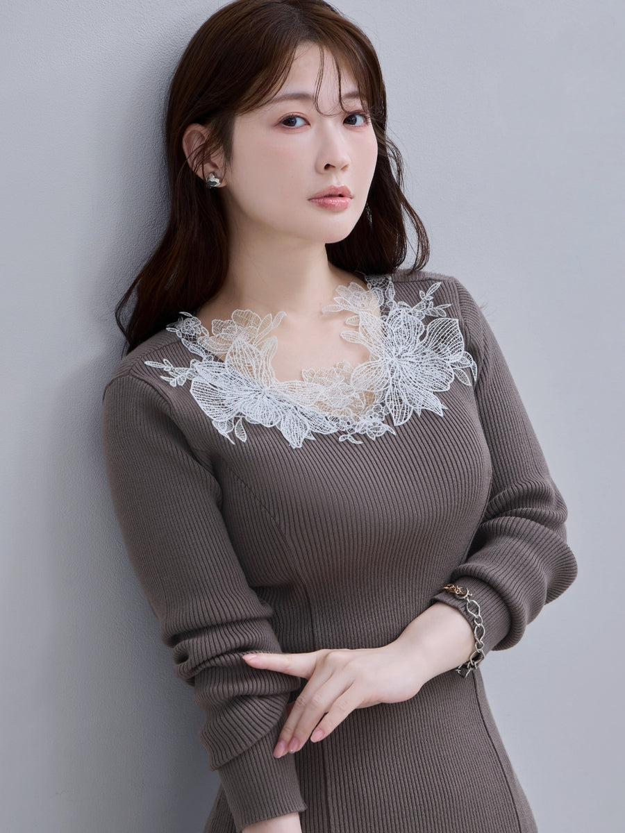 [10/1 22:00発売 期間限定 300円OFF]フラワーレース付きVネックパネルニット：ダークモカ