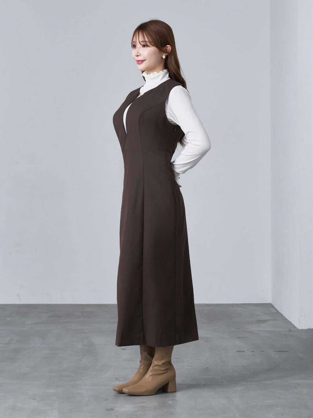 overE キーネックジャンパースカート　ダークブラウン キーネックジャンパースカート：ダークブラウン│胸が大きな女性のため