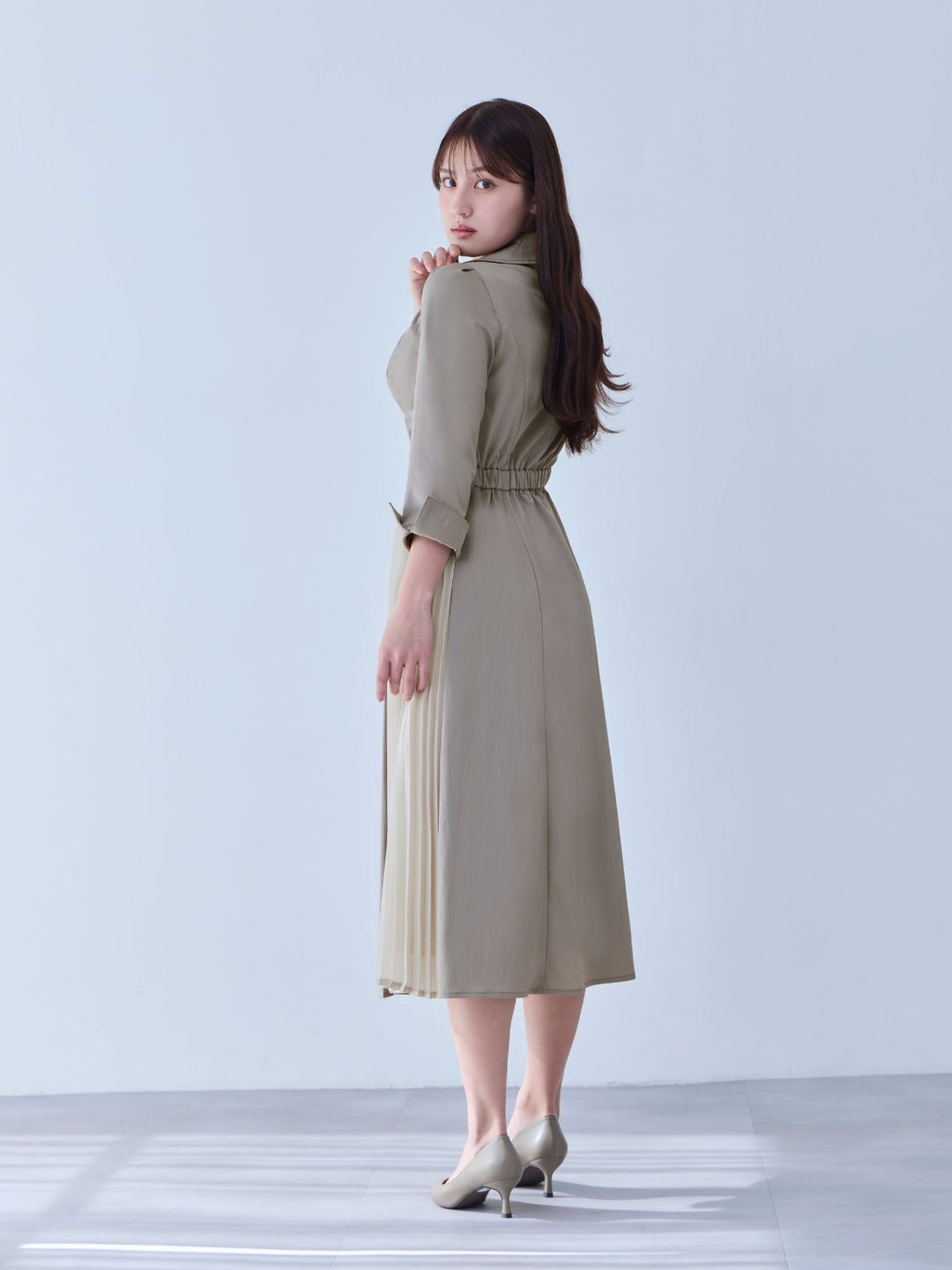 【タグ付き試着のみ】シャツプリーツワンピース 25SS チャコール overE C0126_1_charcoal_1080x.jpg?v=