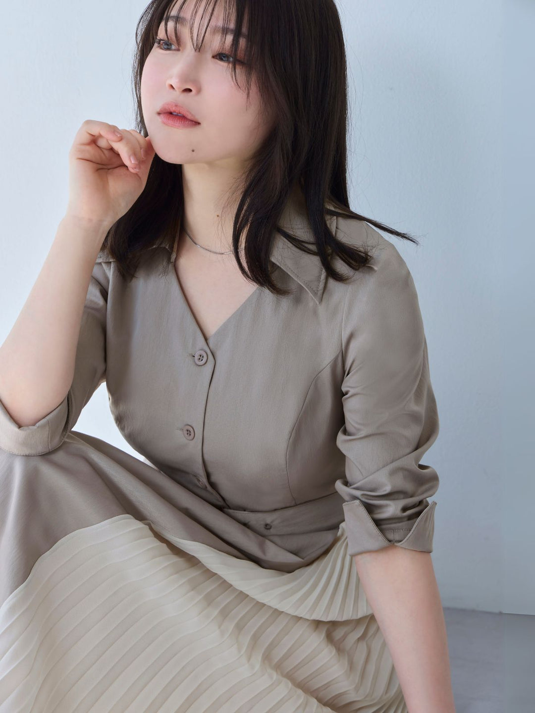 シャツプリーツワンピース 25SS：チャコール│胸が大きな女性の