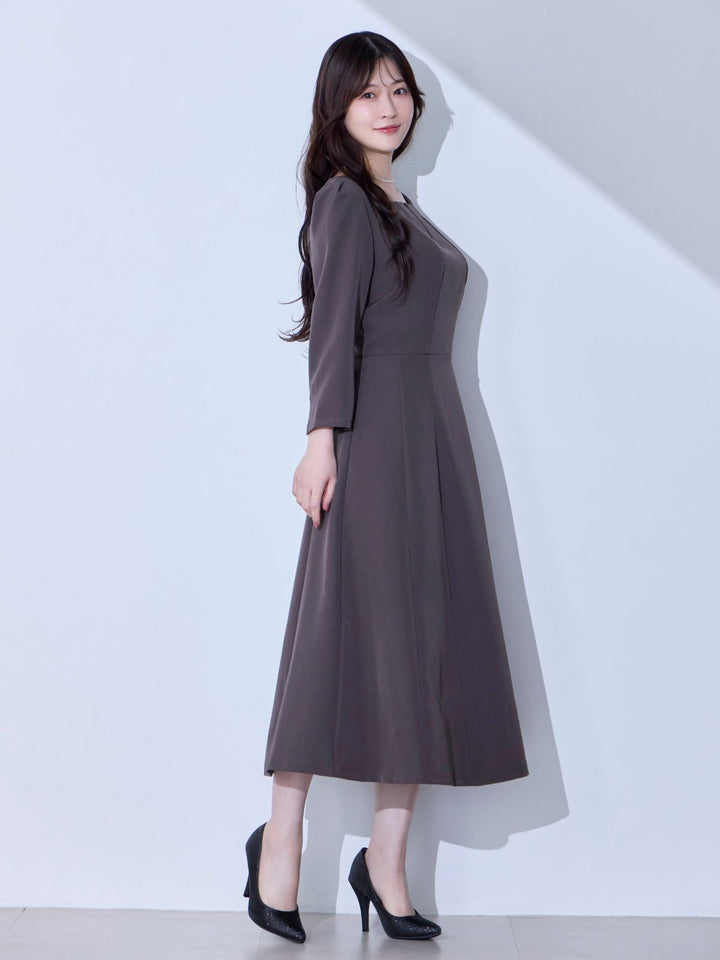 7分袖スクエアネックフレアワンピース：チャコール│胸が大きな女性の