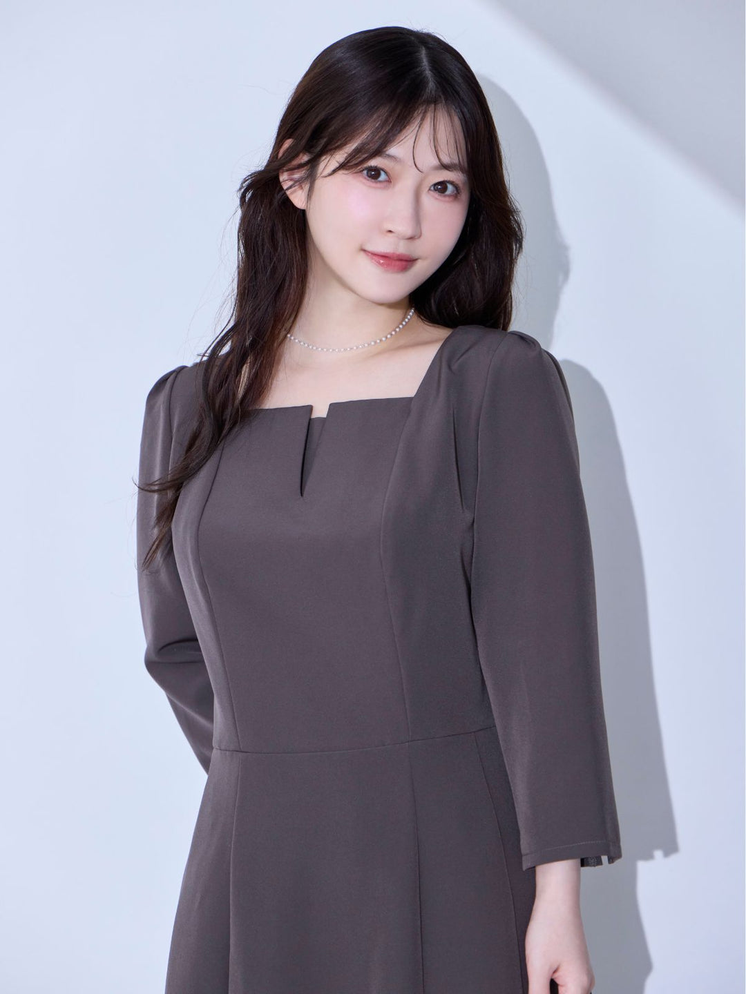 7分袖スクエアネックフレアワンピース：チャコール│胸が大きな女性の