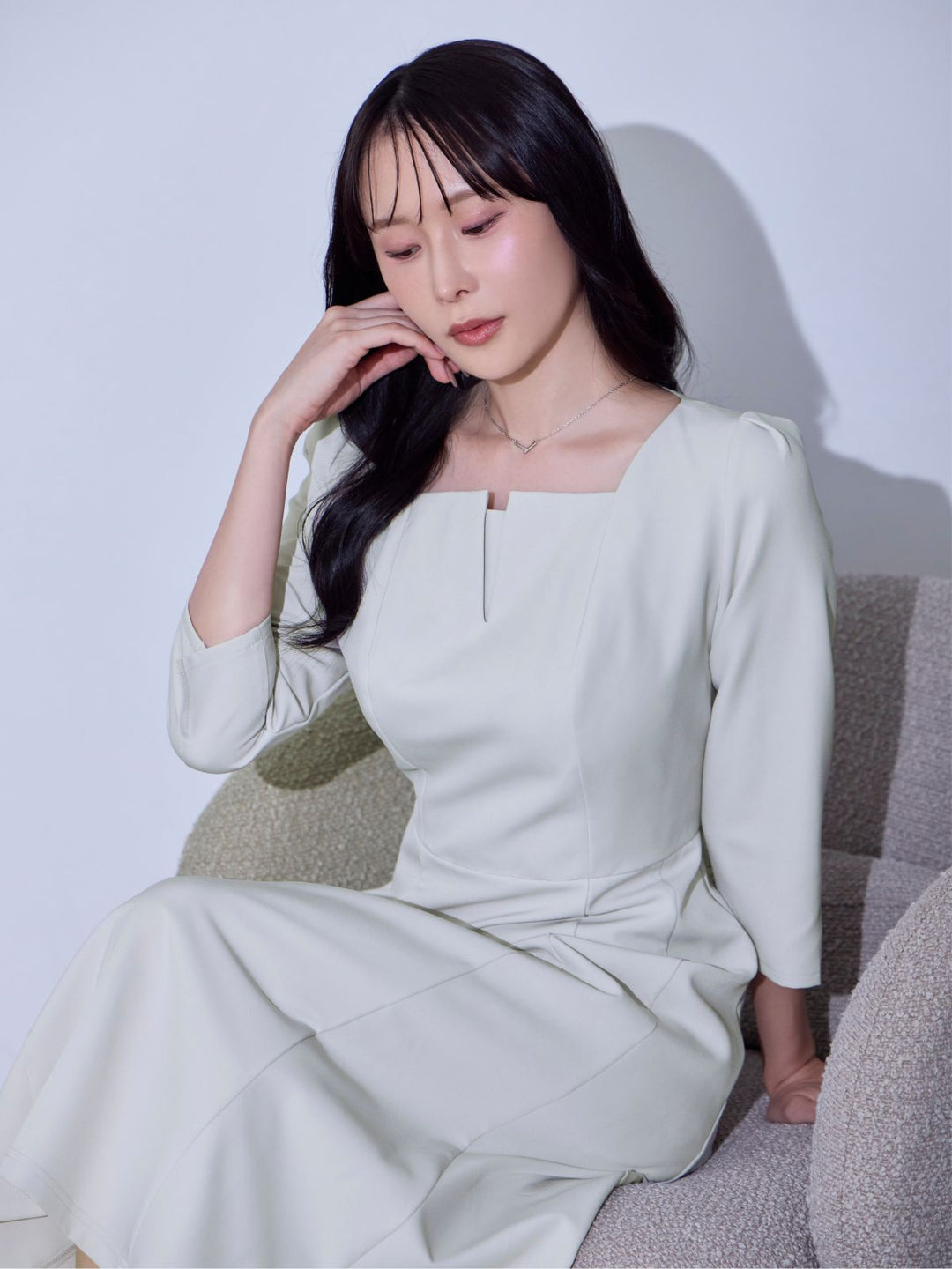 7分袖スクエアネックフレアワンピース：ライトグレー│胸が大きな女性