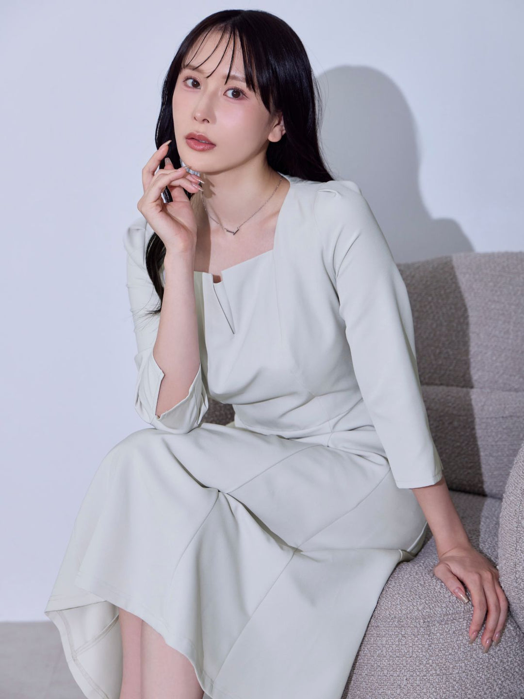 7分袖スクエアネックフレアワンピース：ライトグレー│胸が大きな女性