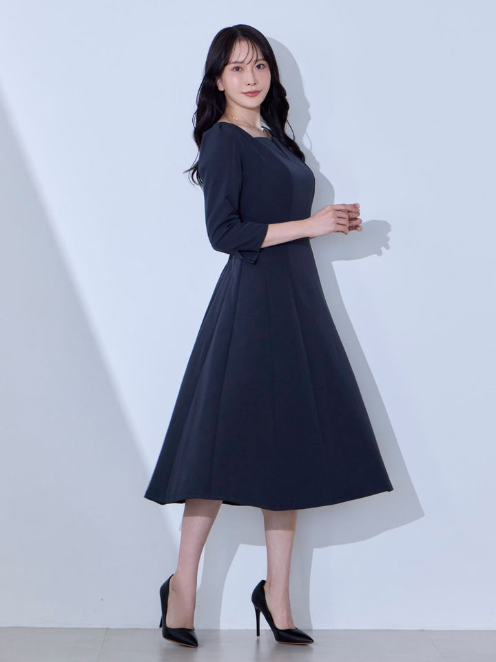 7分袖スクエアネックフレアワンピース：ネイビー│胸が大きな