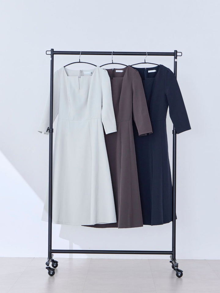 7分袖スクエアネックフレアワンピース：ライトグレー│胸が大きな女性