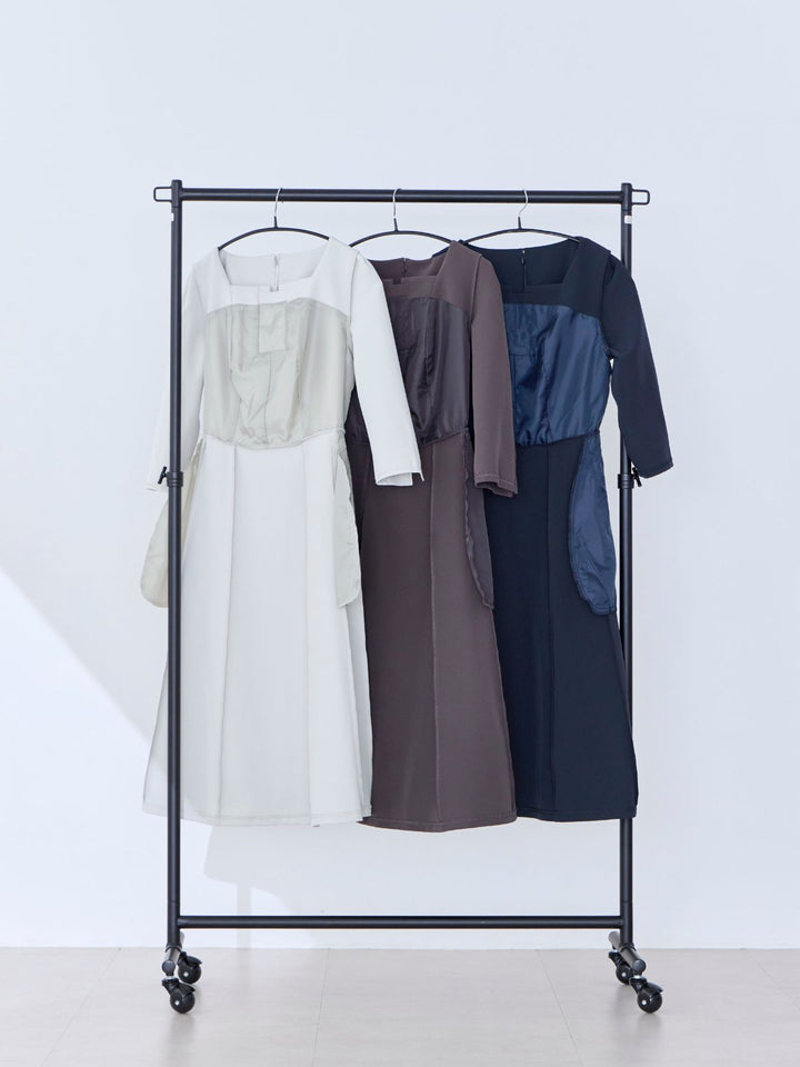 7分袖スクエアネックフレアワンピース：ライトグレー│胸が大きな女性