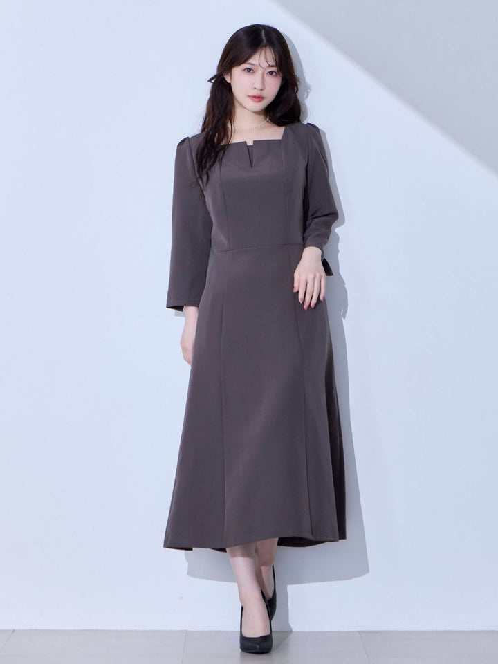 7分袖スクエアネックフレアワンピース：チャコール│胸が大きな女性の
