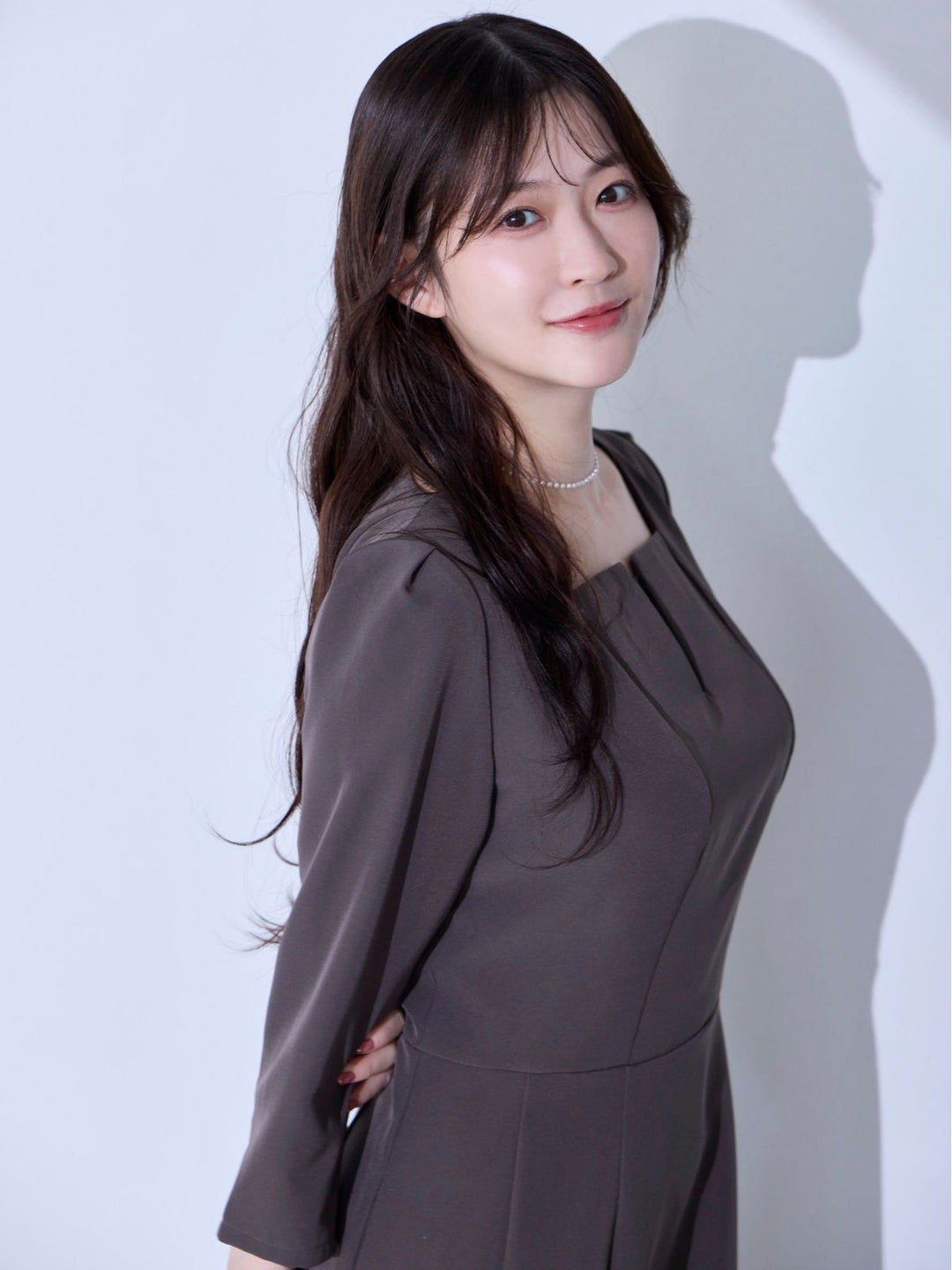 7分袖スクエアネックフレアワンピース：チャコール│胸が大きな女性の