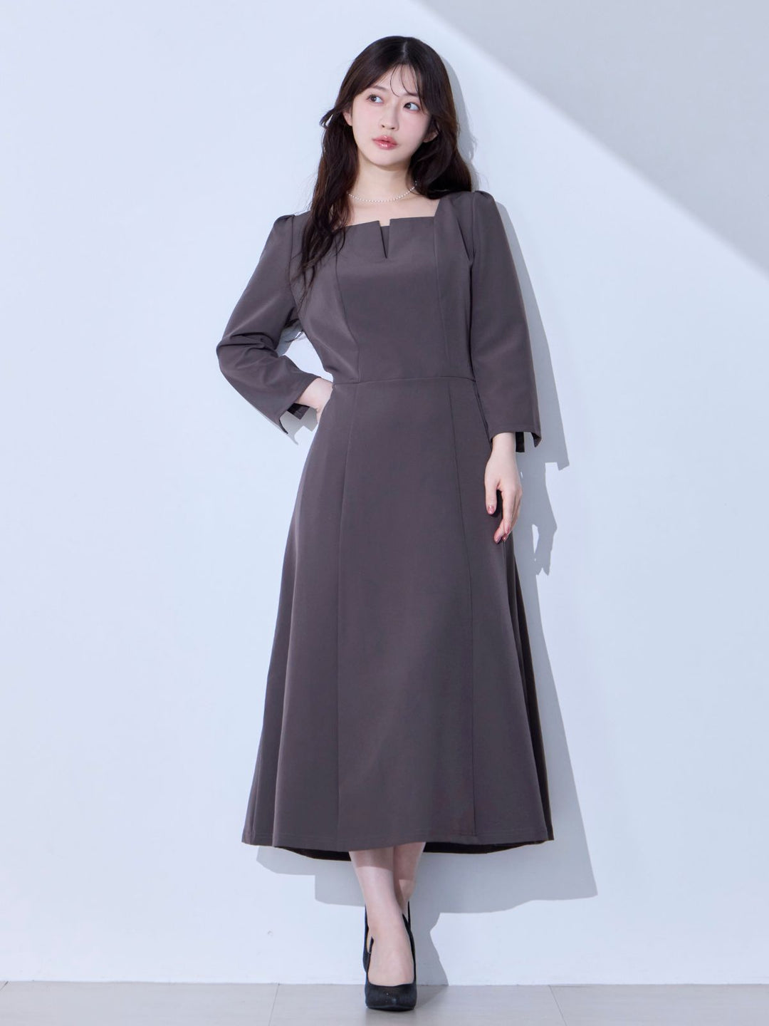 7分袖スクエアネックフレアワンピース：チャコール│胸が大きな女性の