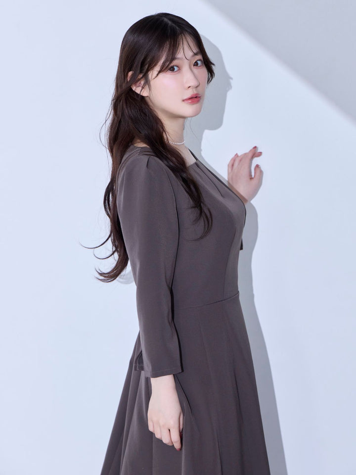 7分袖スクエアネックフレアワンピース：チャコール│胸が大きな女性の