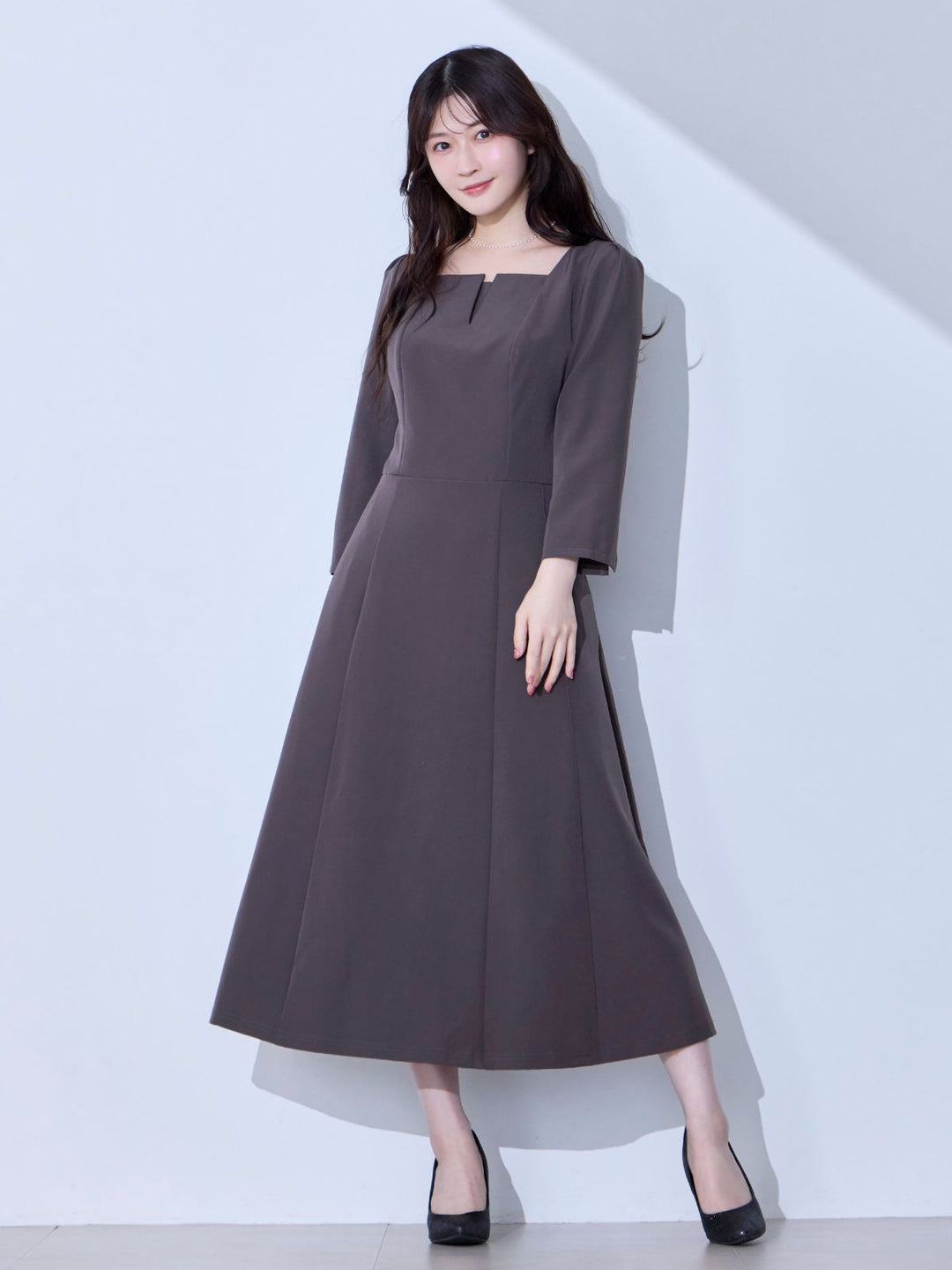 7分袖スクエアネックフレアワンピース：チャコール│胸が大きな