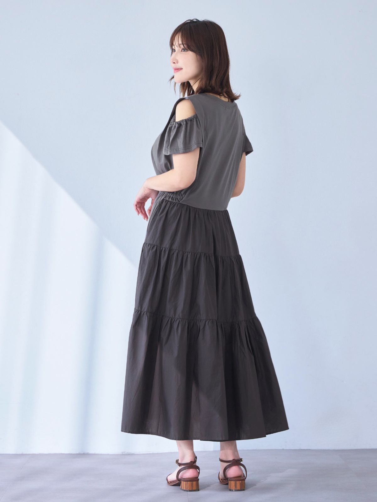 [7/3 22:00発売 期間限定 300円OFF]オフショル付きティアードTシャツワンピース：カーキグレー[102サイズ対応]【OUTLET】