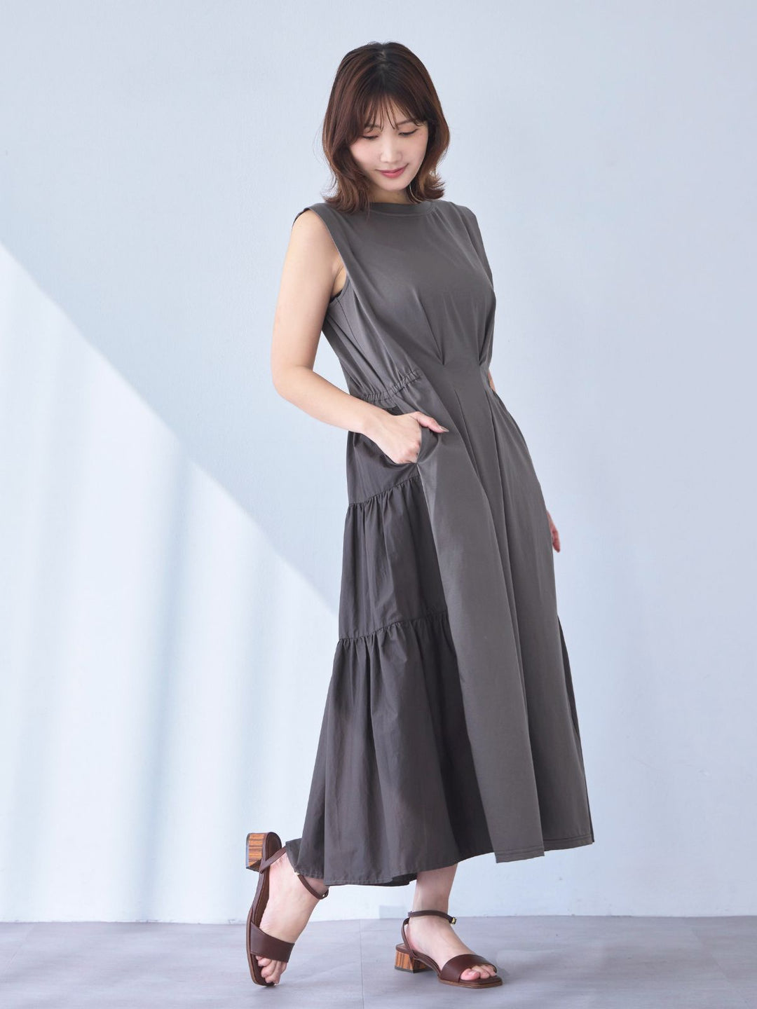 overE オフショル付きティアードワンピース オフショル付きティアードTシャツワンピース：ホワイト│胸が