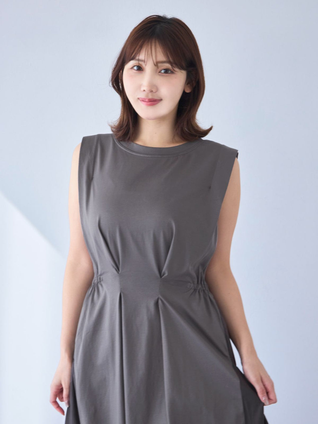 overE オフショル付きティアードワンピース オフショル付きティアードTシャツワンピース：モカ│胸が大きな