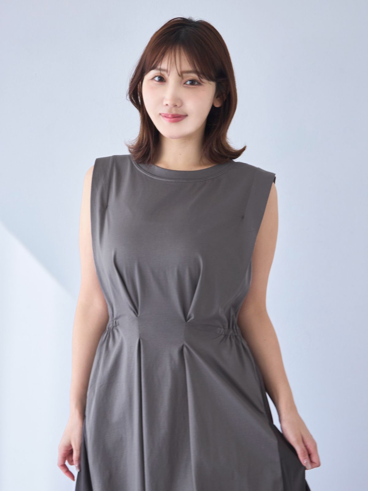 [7/3 22:00発売 期間限定 300円OFF]オフショル付きティアードTシャツワンピース：カーキグレー[102サイズ対応]【OUTLET】