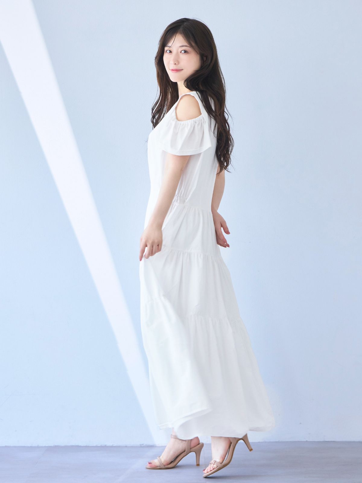 [7/3 22:00発売 期間限定 300円OFF]オフショル付きティアードTシャツワンピース：ホワイト[102サイズ対応]【OUTLET】