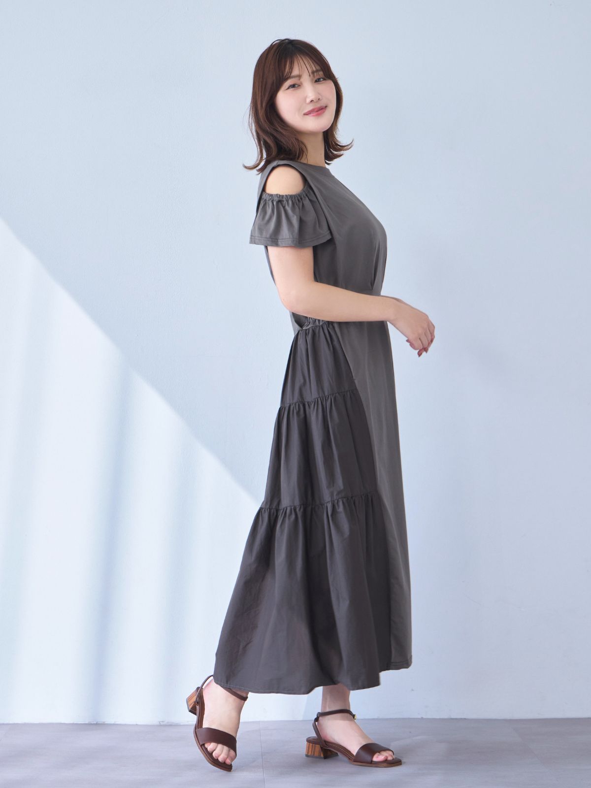 [7/3 22:00発売 期間限定 300円OFF]オフショル付きティアードTシャツワンピース：カーキグレー[102サイズ対応]【OUTLET】