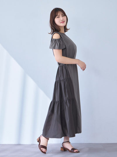 [7/3 22:00発売 期間限定 300円OFF]オフショル付きティアードTシャツワンピース：カーキグレー[102サイズ対応]【OUTLET】
