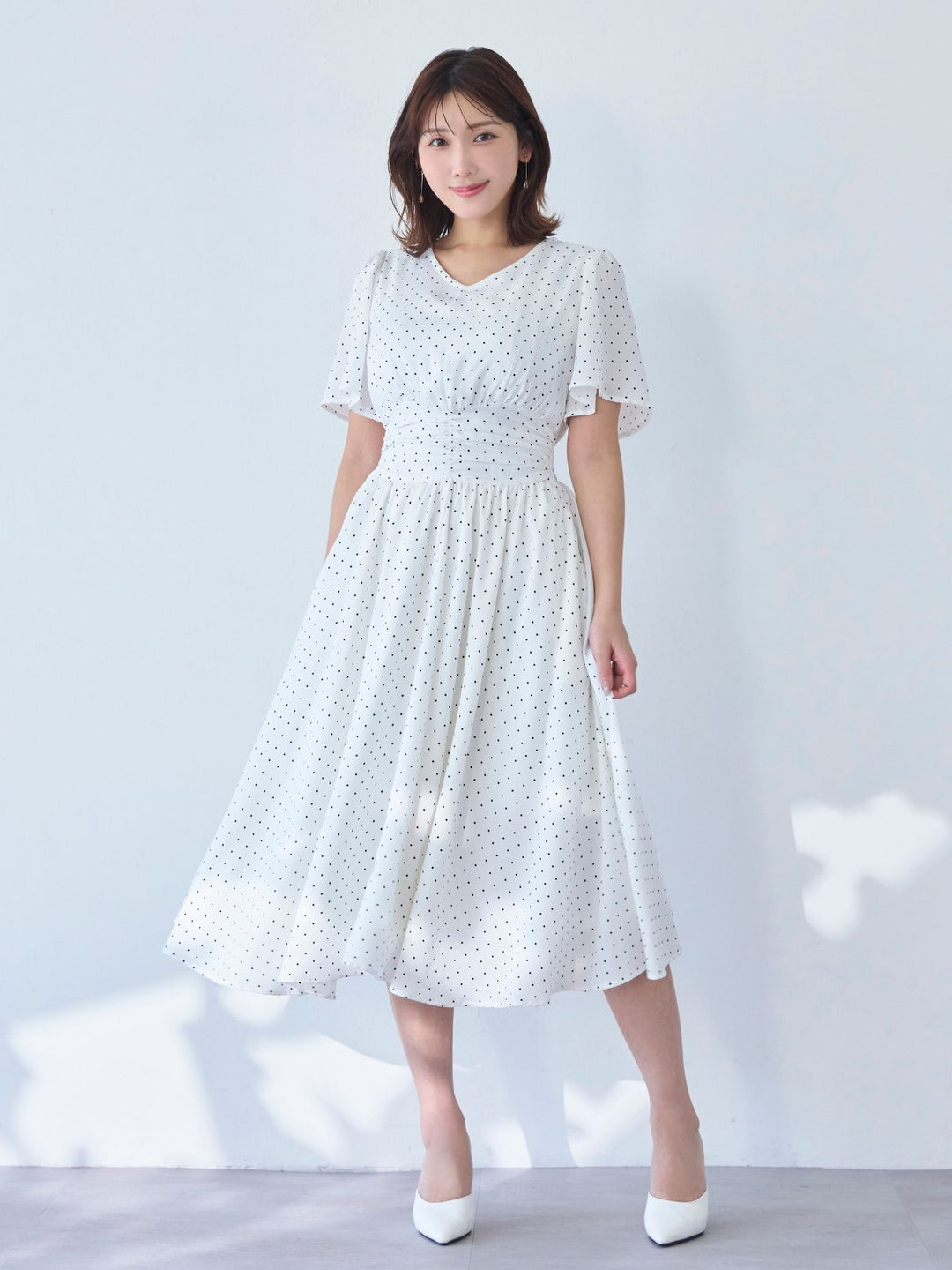 日本未入荷★Karen Millen シャーリングフレアワンピース ウエストシャーリングワンピース 25SS:ホワイトドット│胸が